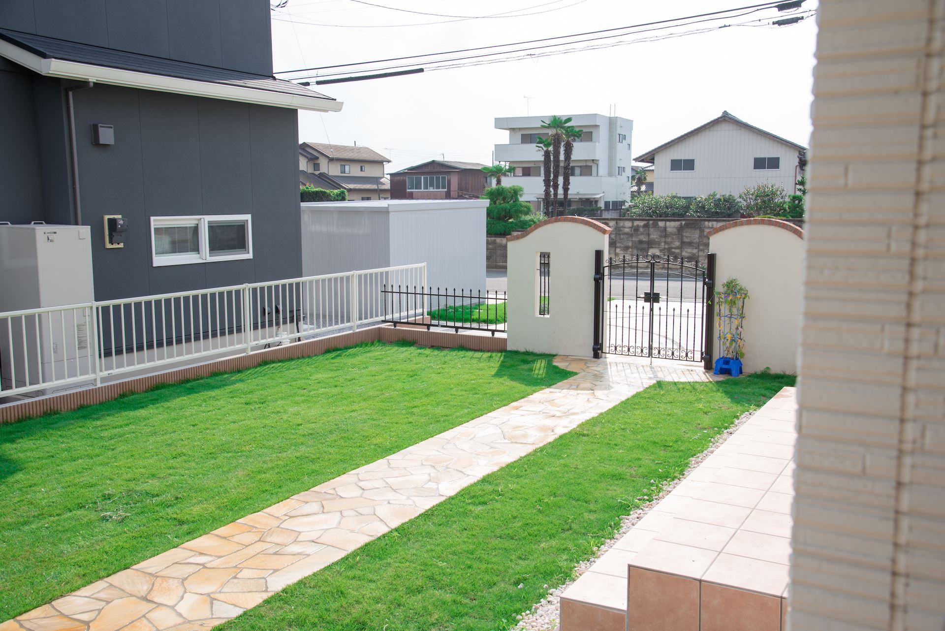 門から玄関までのアプローチ